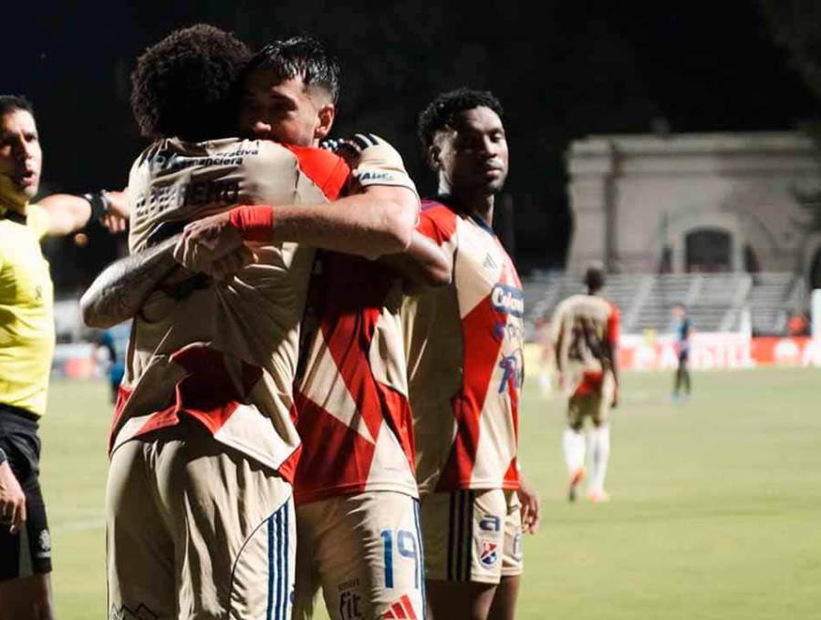 El festejo entre dos hombres fundamentales del actual proceso, Didier Moreno y el goleador Fydriszewski. FOTO CONMEBOL