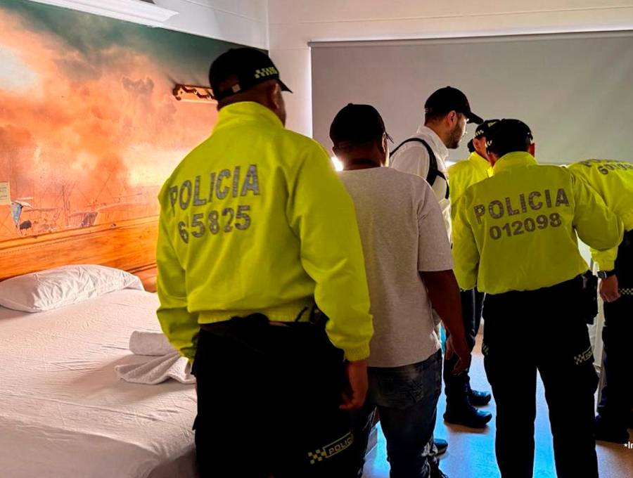 Momento en el que agentes de la Policía irrumpieron en el motel en el que se presume eran explotadas sexualmente niñas. FOTO: Cortesía Policía
