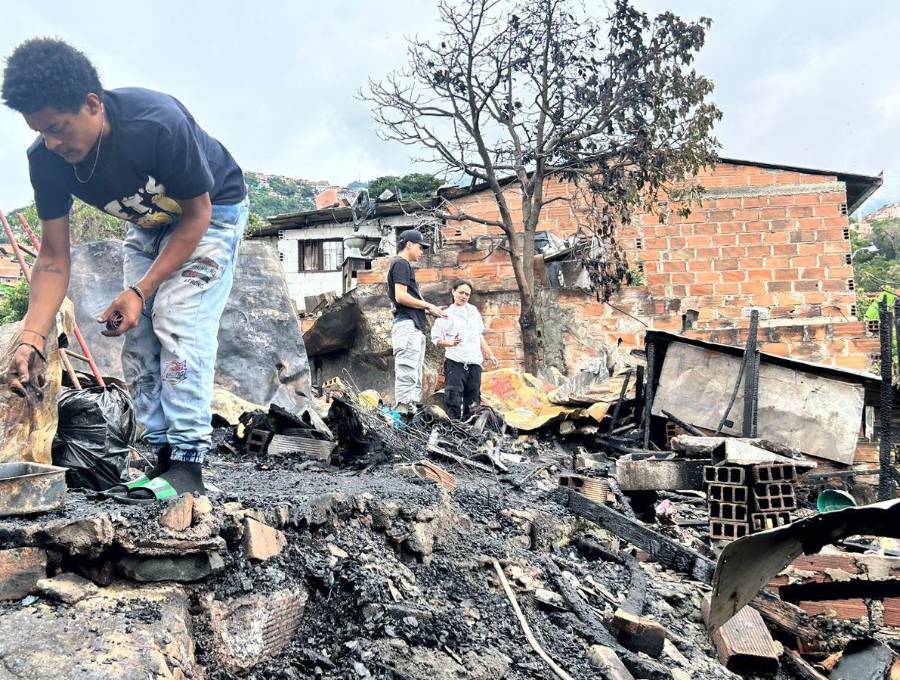 En el lugar hacen presencia unidades de la Policía, que apoyan el control de la situación y monitorean el área con cámaras de seguridad para coordinar la atención de la emergencia. FOTO: Cortesía.