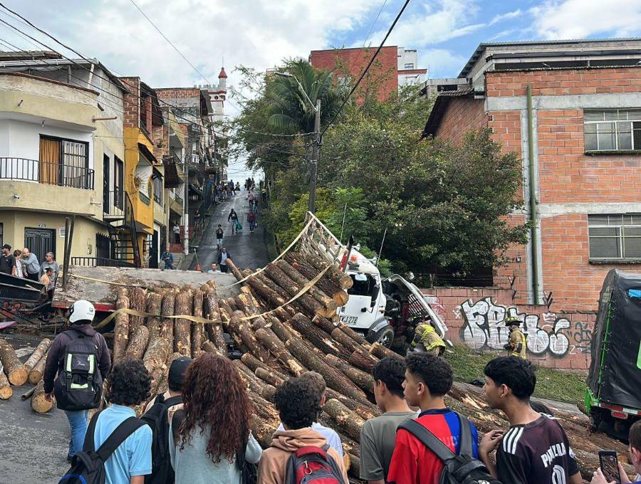 Así quedó el vehículo tras el incidente vial. FOTO: Cortesía Denuncias Antioquia.