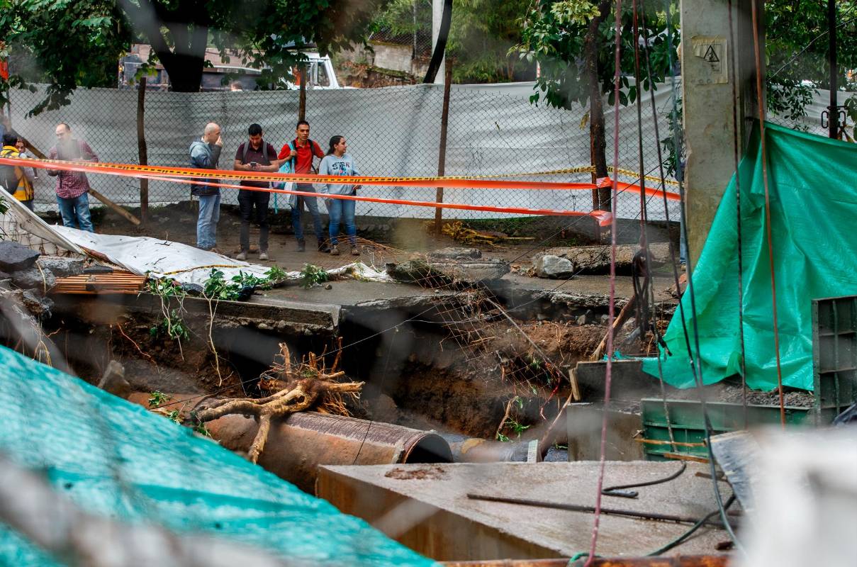 Empresas Públicas Públicas de Medellín (EPM) informó por su parte que la tubería dañada corresponde a una conducción del sistema de acueducto de un diámetro de 36 pulgadas. Foto : Camilo Suárez Echeverry