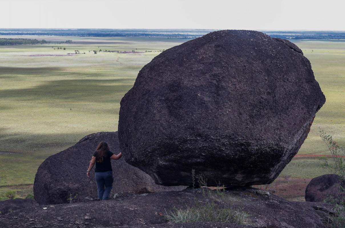 En los afloramientos rocosos la vegetación arbórea es escasa, crean condiciones de temperaturas extremas. Foto: Manuel Saldarriaga Quintero.