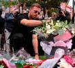 El inglés Jordan Henderson<b> </b>quien milita en el Ajax y jugó con Jota en Liverpool hasta el 2024 (fue capitán de los Reds), dejando un arreglo floral en memoria de Diogo y su hermano André. FOTO TOMADA X @LFC