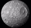 Mimas, la luna que recuerda a la Estrella de la Muerte de Star Wars. FOTO: Archivo Nasa