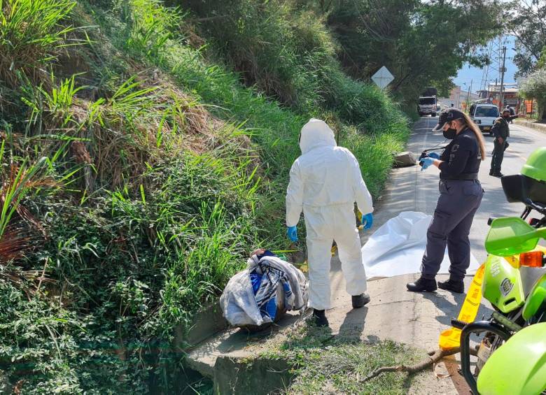 En una cañada del barrio Machado, de Copacabana, fue encontrado un cadáver en sábanas y bolsas. FOTO SANTIAGO OLIVARES TOBÓN
