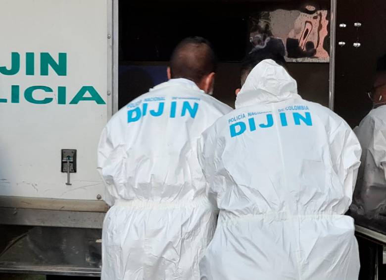 Los agentes de la Sijín de la Policía Metropolitana realizaron la inspección a este joven, del cual no pudieron establecer su identidad. FOTO: ARCHIVO