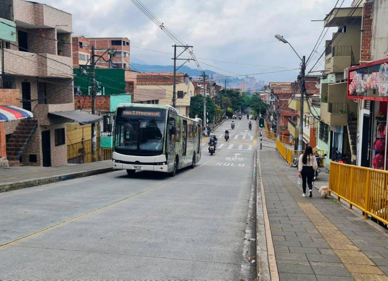 En este punto de la carrera 45, en Manrique, ocurrió la colisión y el posterior hurto de la motocicleta en la que viajaba Aurismely Guadalupe Cañizalez Bolívar, de 19 años. FOTO: SANTIAGO OLIVARES TOBÓN