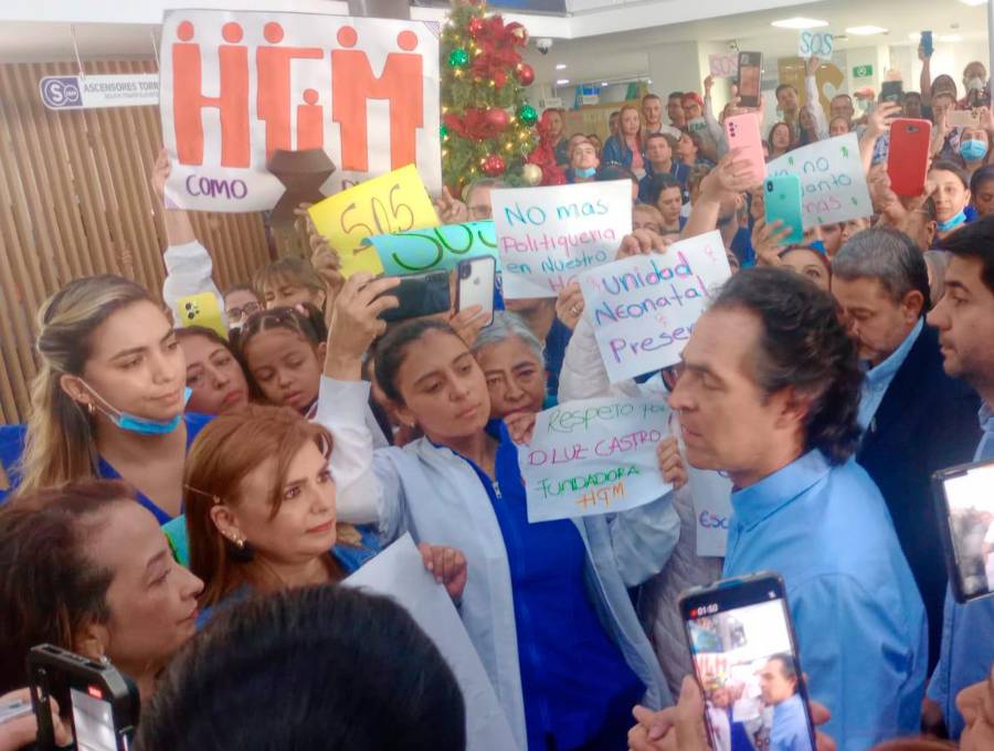 El alcalde está en este momento en la junta extraordinaria. En la entrada fue recibido por varios trabajadores del hospital. FOTO Manuel Saldarriaga
