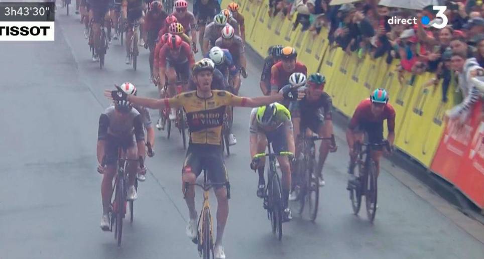 El francés Christophe Laporte (Jumbo-Visma) celebra su triunfo en la primera etapa del Critérium del Dauphiné. FOTO TOMADA @dauphine