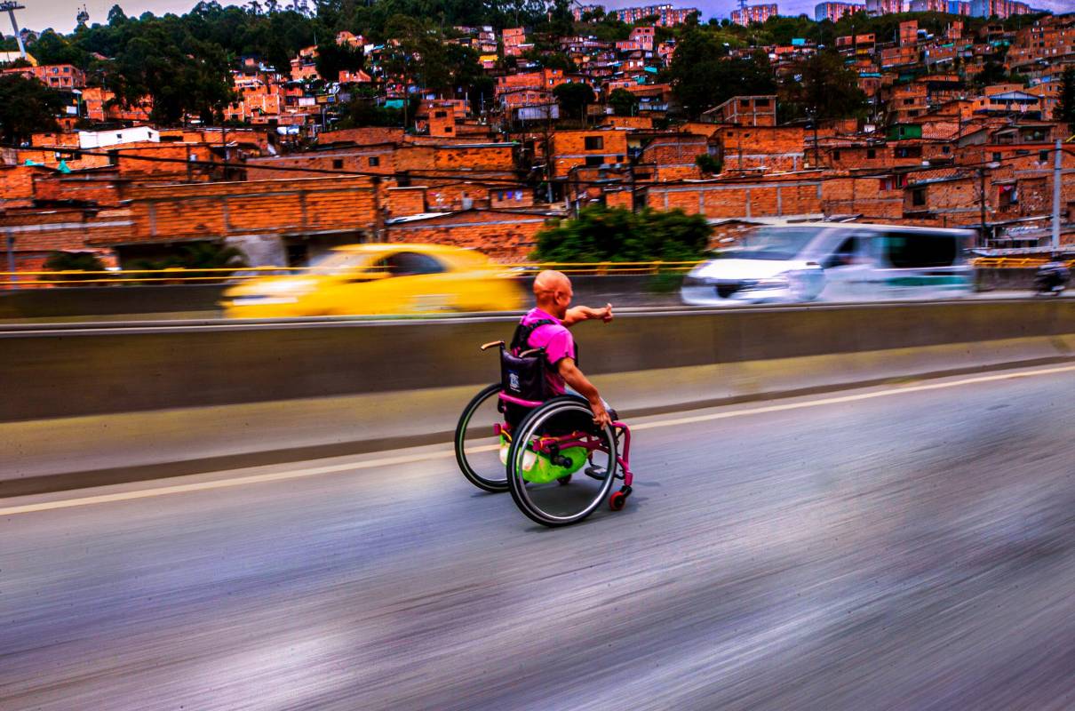 Luis comenta “La silla es mi única fuente de transporte en la cual yo trabajo, haciendo mandados al centro de la ciudad”. Foto : Camilo Suárez Echeverry