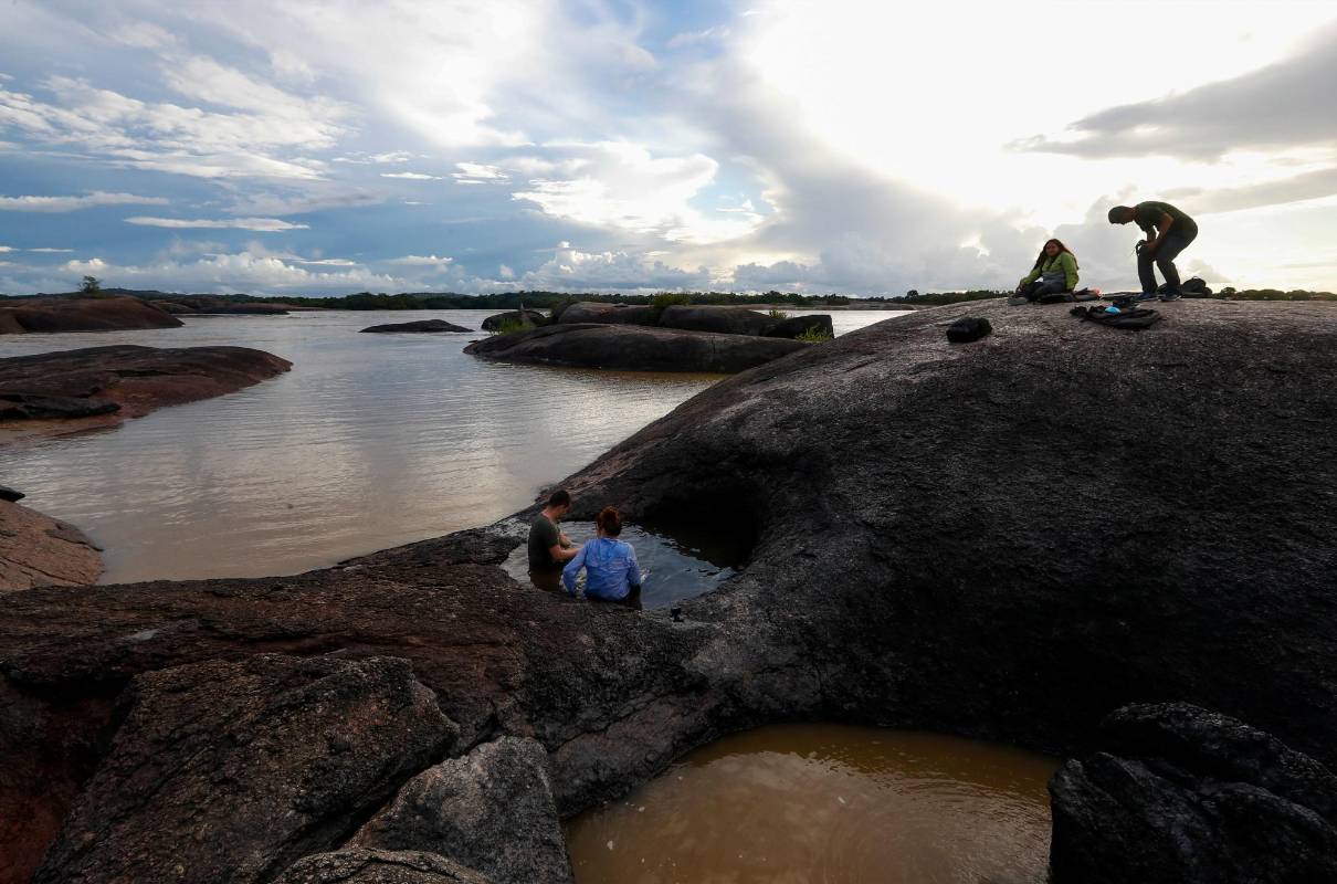 Turistas disfrutan de este fenómeno de rocas el parque nacional El Tuparro (Vichada). Foto Manuel Saldarriaga Quintero