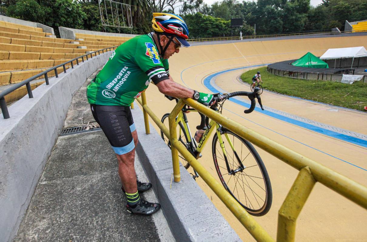 Tiembla haciendo la maroma, pero con la bicicleta en la mano llega a su destino. Foto: MANUEL SALDARRIAGA QUINTERO.