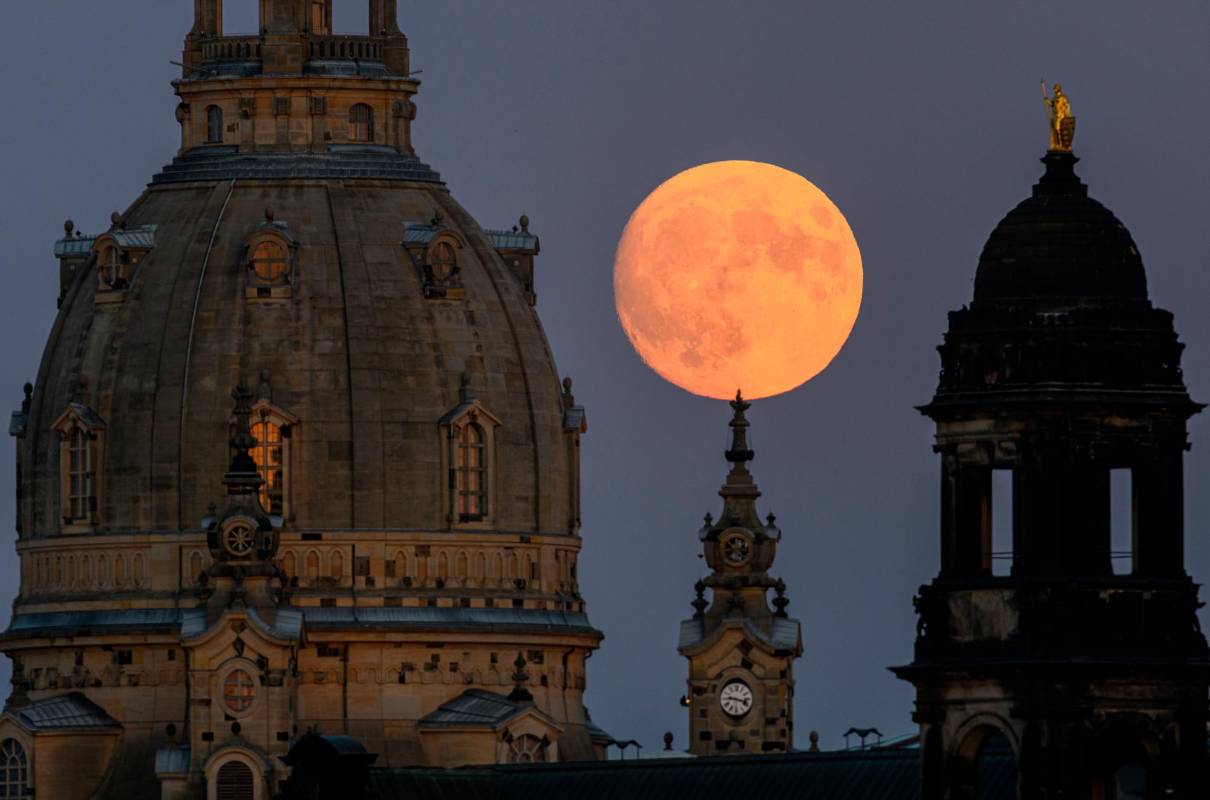 En la ciudad de Dresde en Alemania, el cuerpo celeste se torno de color naranja. Foto: Getty