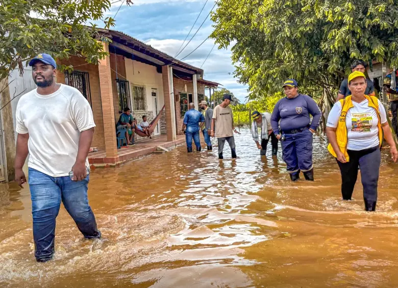 Con el agua a las rodillas se encuentran los habitantes de El Bagre durante este mes de junio. FOTO: imagen tomada de redes