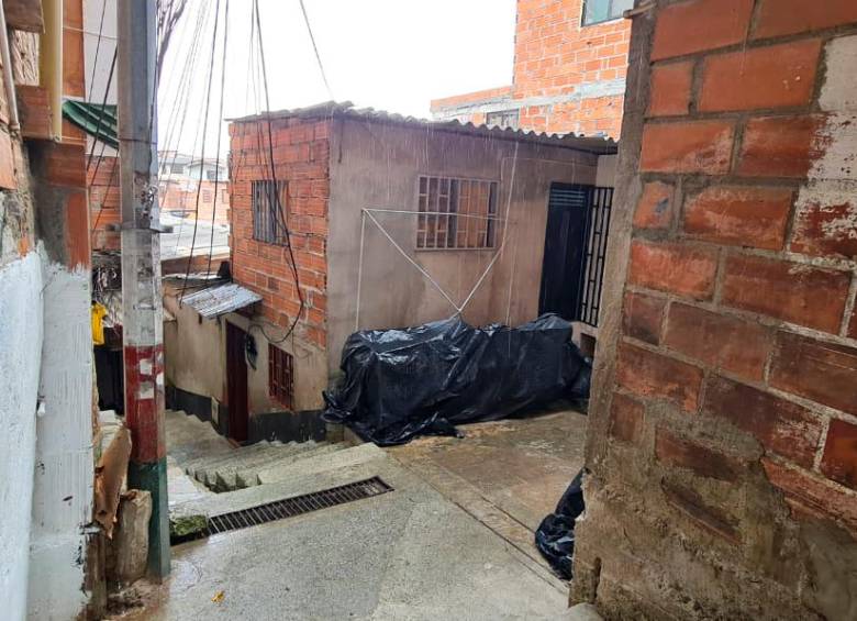 En este callejón del barrio Enciso se registró el crimen de la mujer, de 28 años, quien falleció en la Unidad Intermedia de Belén. FOTO: SANTIAGO OLIVARES TOBÓN