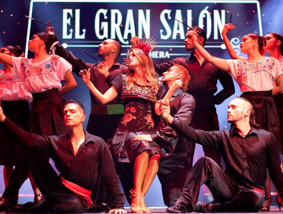 Durante el show, Vivi Osorio (en el centro) cuenta historias, baila y cambia de vestidos. Foto: cortesía.