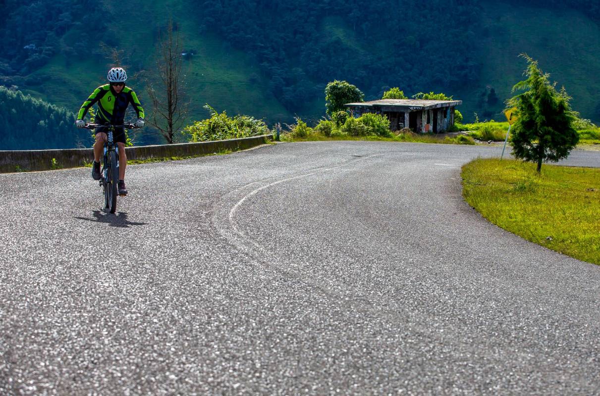 Los más beneficiados son los ciclistas que aprovechan la soledad de la vía para practicar deporte, aunque se ha presentado gran cantidad de robos y la inseguridad es muy alta. Foto Juan Antonio Sánchez Ocampo