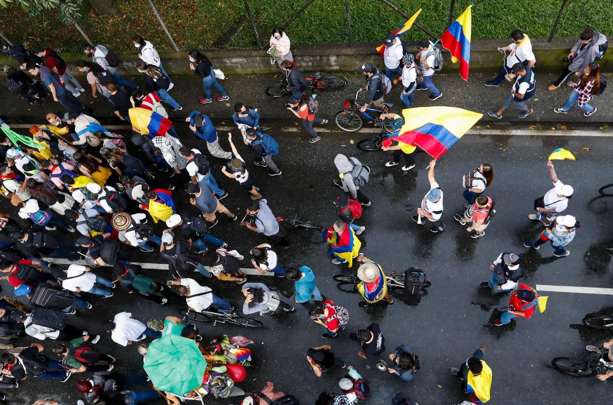 A pesar de que apareció la lluvia, no fue impedimento para continuar la marcha hacia Itagüí. Foto: Manuel Saldarriaga Quintero