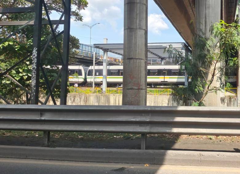Los trenes debieron ser evacuados para seguridad de los pasajeros. FOTO: Claudia Arango.