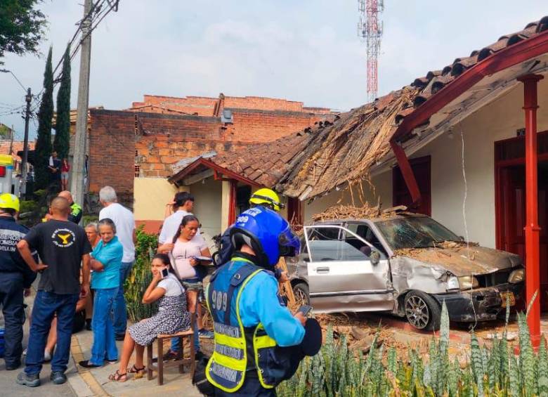Carro impactó en casa en San Antonio de Prado, corregimiento de Medellín. FOTO: EL COLOMBIANO