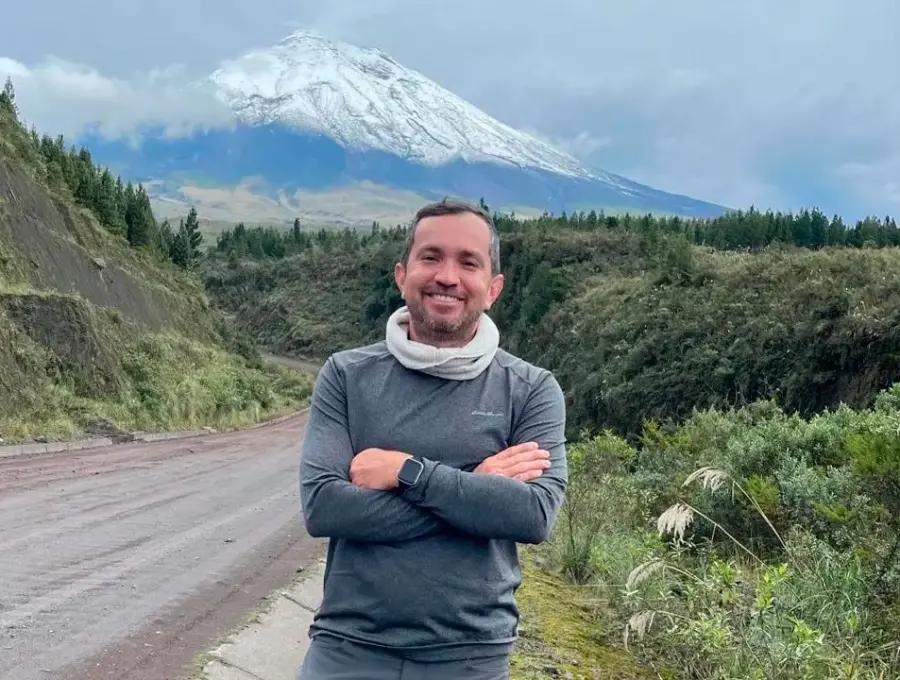 El profesor James Alberto Arboleda Cardona fue asaltado, herido y dejado en la vía por los delincuentes. Foto: Redes sociales.