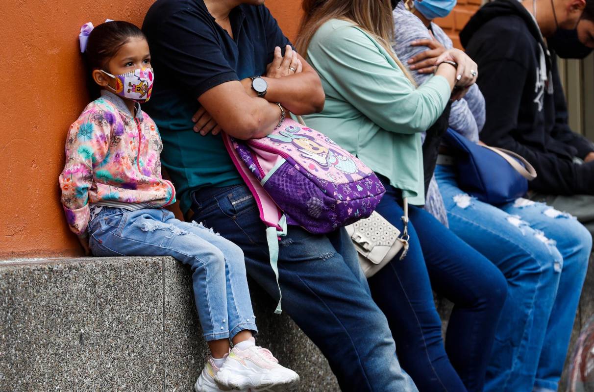 Todavía están abiertas las matrículas en algunas de las instituciones. Muchos padres madrugaron este lunes a concretar ese trámite. FOTO MANUEL SALDARRIAGA