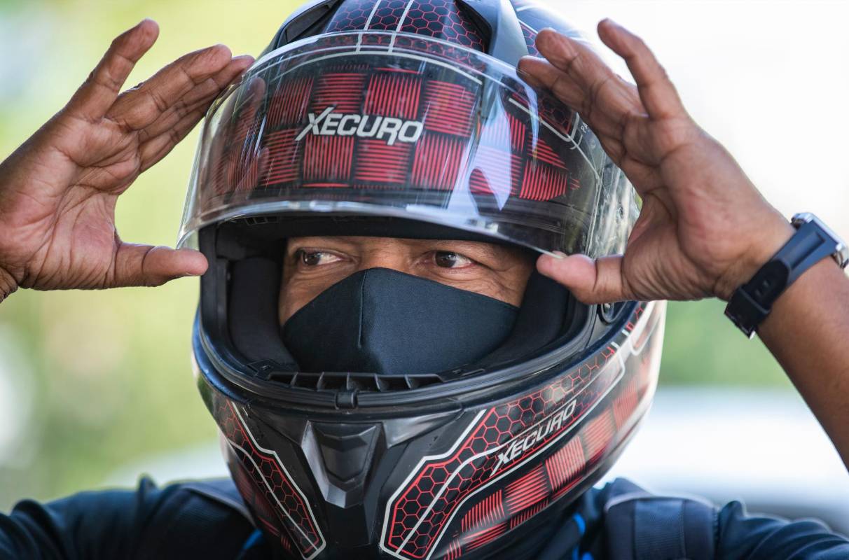La cabeza del motociclista debe estar totalmente inmersa en el casco y además este debe estar bien abrochado. Foto: Manuel Saldarriaga