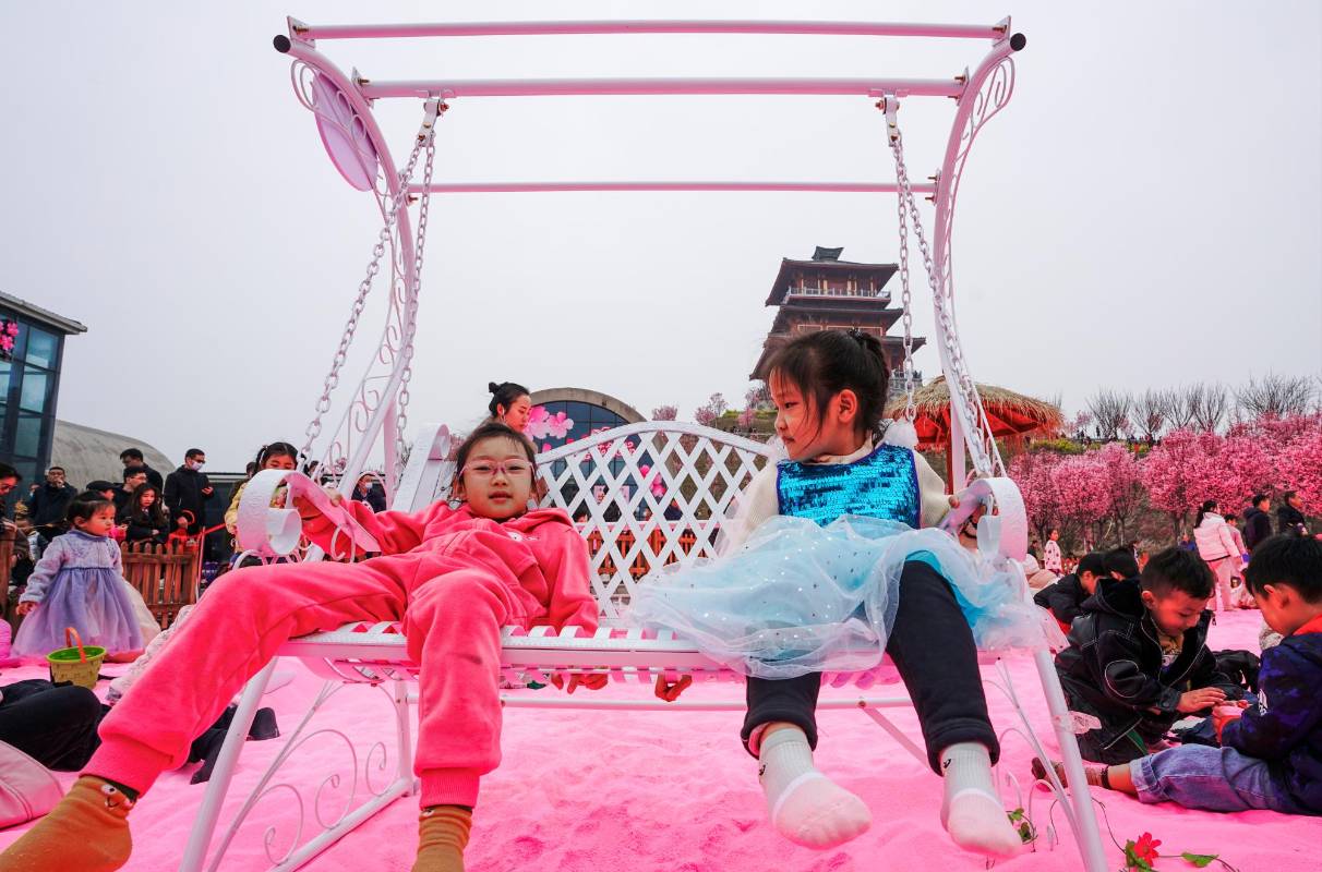 Familias enteras salen a disfrutar de las playas rosadas, después de un largo encierro por la pandemia, en el lago Qiandao en Hangzhou . FOTO : GETTY 