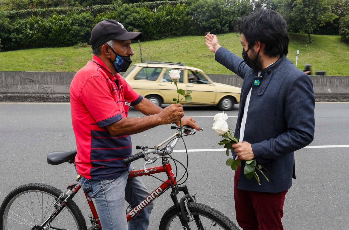 El secretario de Movilidad de Medellín, Carlos Cadena Gaitán, realiza entrega de rosas a los usuarios y transportadores que pasa por el sector: Foto: Manuel Saldarriaga