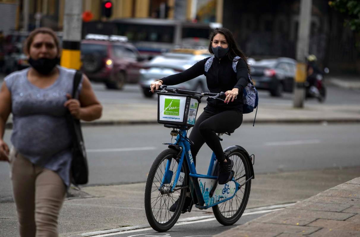 Para muchas mujeres el transporte público es un martirio por los empujones, agresiones físicas y hasta sexuales. Por eso prefieren transportarse en bicicleta. Foto: Manuel Saldarriaga Quintero