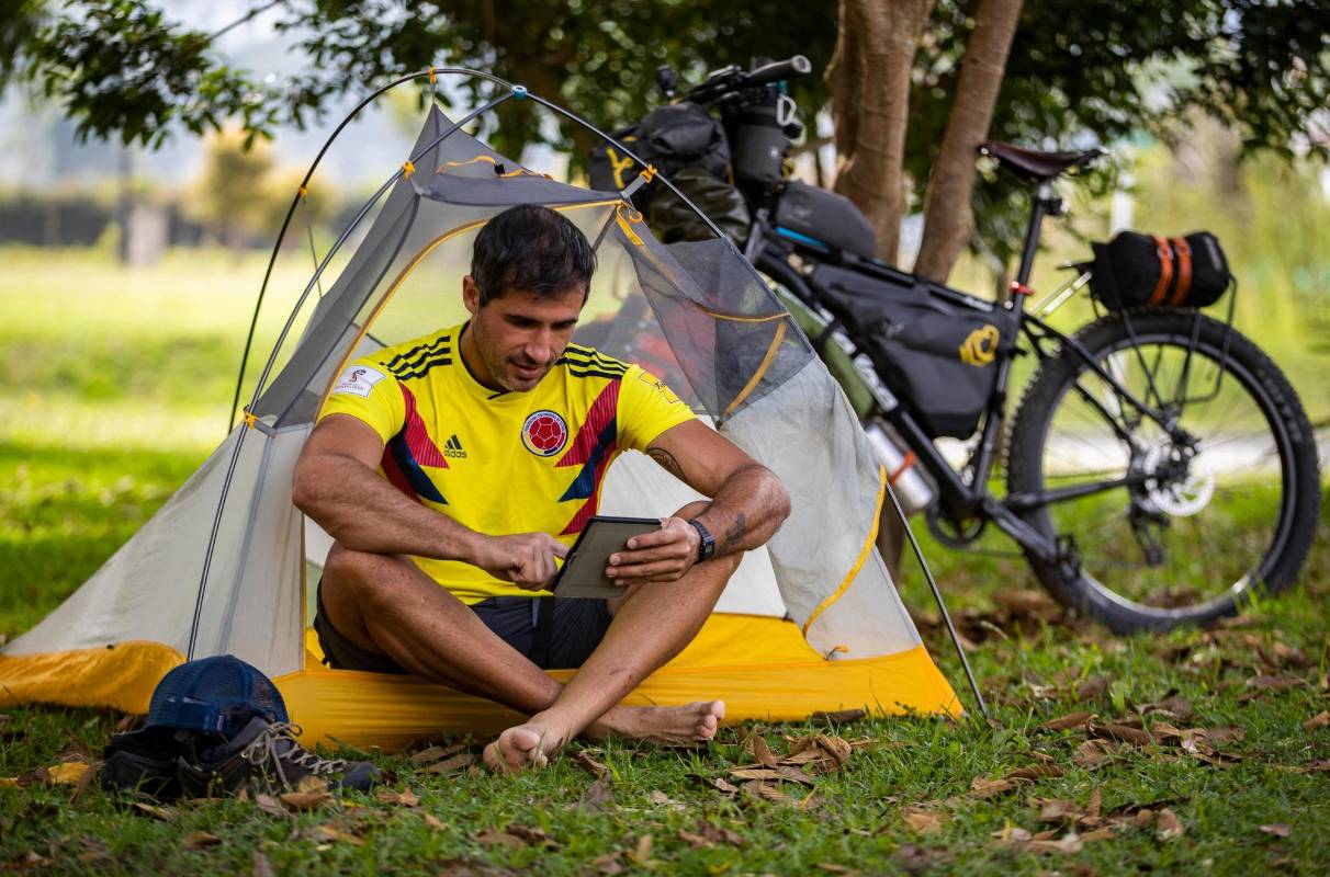 Toda la travesía la va narrando en Instagram, donde se llama @Bikealone. Foto: Manuel Saldarriaga Quintero.