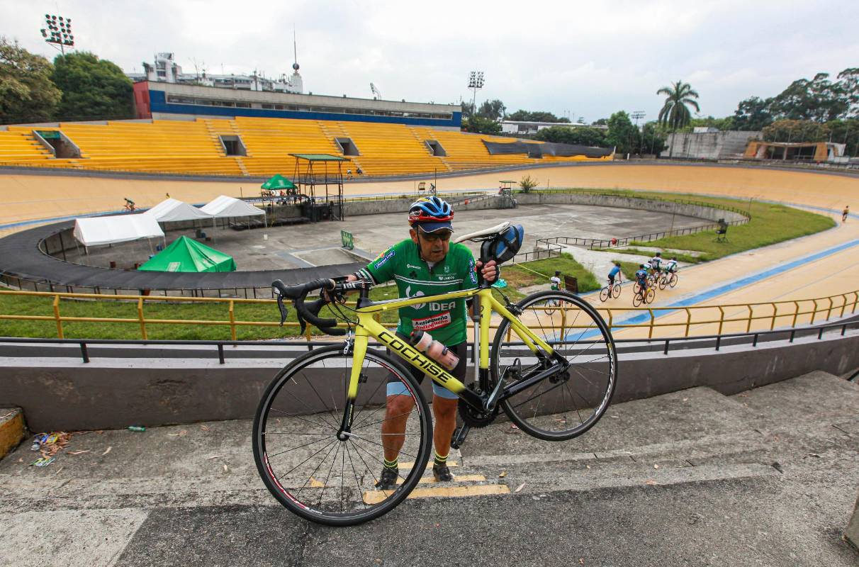 Cuando llega al escenario montado en su cicla, Martín pasa de la alegría al desconsuelo al notar que es imposible ingresar a la pista de entrenamiento por el túnel que desemboca a este. Foto: MANUEL SALDARRIAGA QUINTERO.