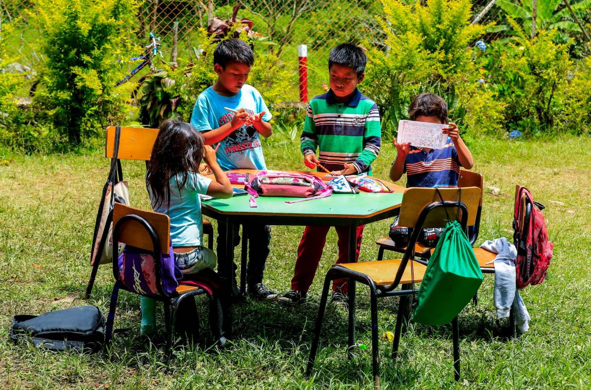 Incluso muchos indígenas deben estudiar de pie. FOTO: JAIMÉ PÉREZ