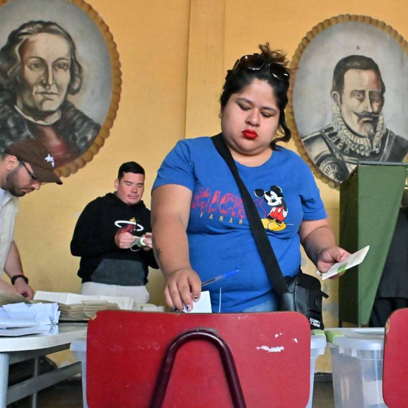 La votación comenzó a las 8:00 a. m., con la apertura de más de 40.000 mesas para sufragar, que funcionarán por 10 horas. FOTO: AFP.
