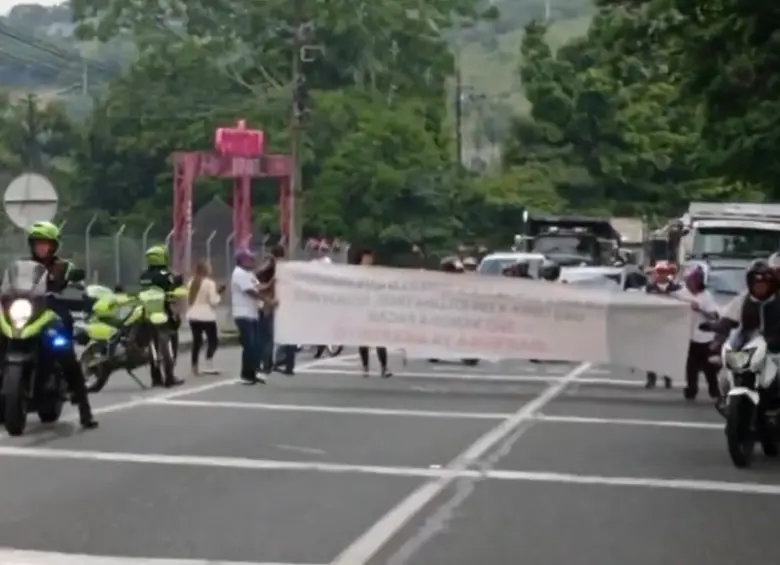 Protestas en el peaje El Trapiche en Barbosa. FOTO: CAPTURA DE VIDEO