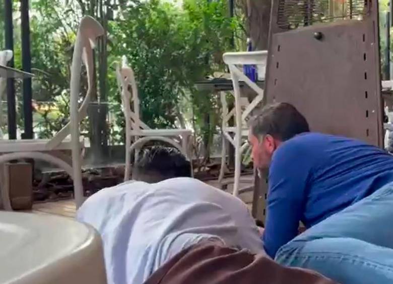 Los clientes de un establecimiento de comidas, aledaño al Parque de la 93, se tiraron al piso cuando se oyó la balacera. FOTO tomada de video