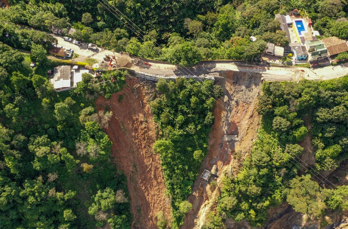 Un mes después mayo 24 la banca cedió obligando al cierre de la carretera, los trabajos de reparación tardarán varias semanas. Foto: Manuel Saldarriaga