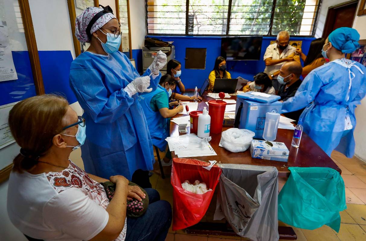 Los usuarios que van a ser vacunados contra el covid, reciben información por parte del personal de la salud sobre los procedimiento de bioseguridad. Foto: Manuel Saldarriaga Quintero.