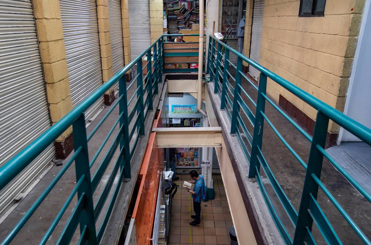 El Centro Comercial del Libro y la Cultura abrió sus puertas en 1991 para acoger a los libreros informales que, contra el sol y la lluvia, ofrecían sus productos en el Parque Berrio y la Plazuela Uribe Uribe. Fue el primer lugar de trabajo bajo techo para muchos. Foto: Manuel Saldarriaga Quintero.