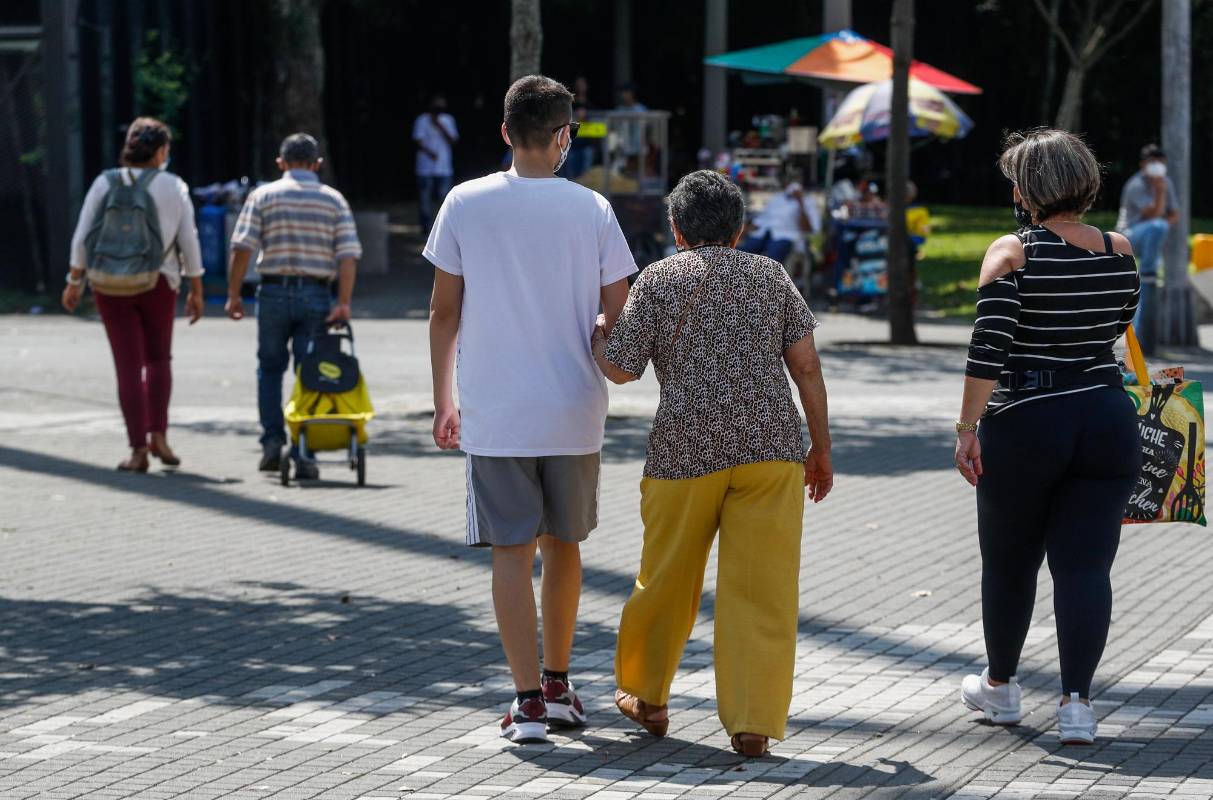 Varias personas aprovecharon la oportunidad de salir nuevamente a las calles a realizar caminatas cerca al Jardín Botánico. Foto: Manuel Saldarriaga Quintero.