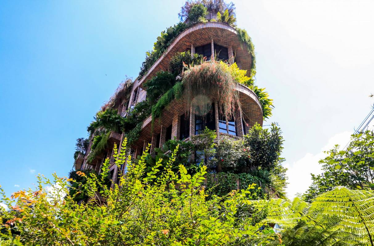 Edificio El Universal ubicado en la diagonal 30 con la 15c sur. Las fachadas además de ser muy llamativas buscan ser reservas naturales entre el cemento. FOTO: Jaime Pérez