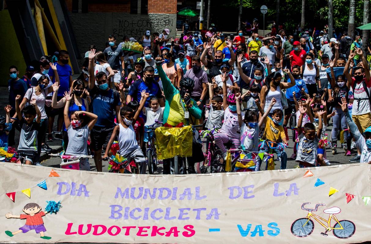 Después de participar en un taller de como decorar sus caballitos de acero, los niños salieron a dar una vuelta por el anillo vial del estadio Atanasio Girardot. FOTOS JULIO CÉSAR HERRERA