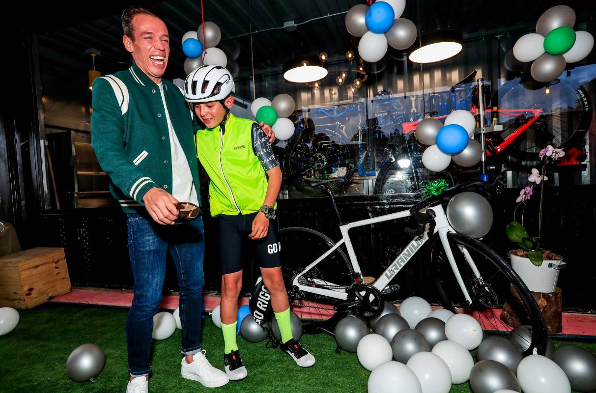 No solo Rigo le entregó prendas de pies a cabeza, también le obsequió una bicicleta de ruta de marca Uranium. Foto Jaime Pérez