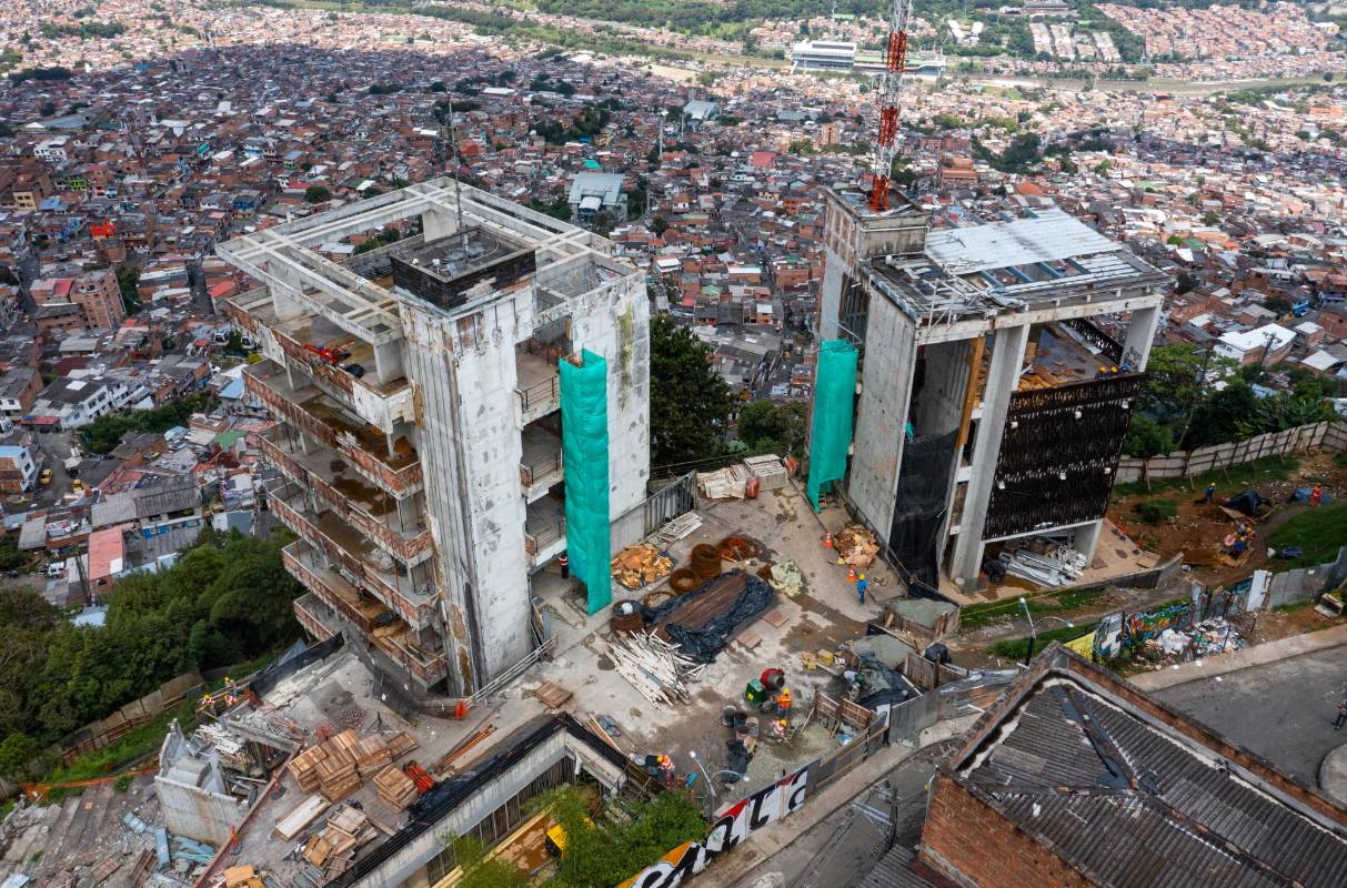 Toda la estructura está siendo reconstruida, la fachada ya fue retirada completamente. Foto: Manuel Saldarriga Quintero.