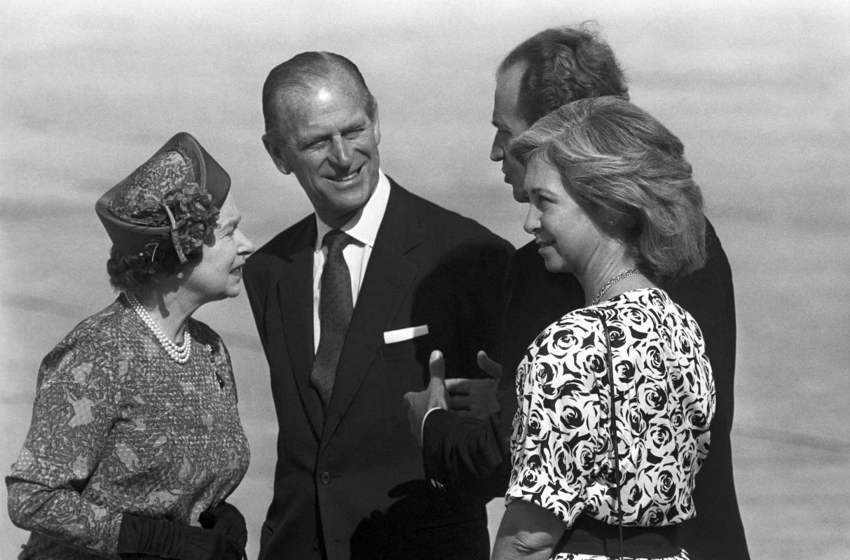 Fotografía de archivo (Palma de Mallorca, 24/10/1998) del duque de Edimburgo (2i), junto a la reina Isabel II y los reyes de España Juan Carlos y Sofía en el aeropuerto de Son San Juan, al término de una visita de Estado en España. Foto EFE