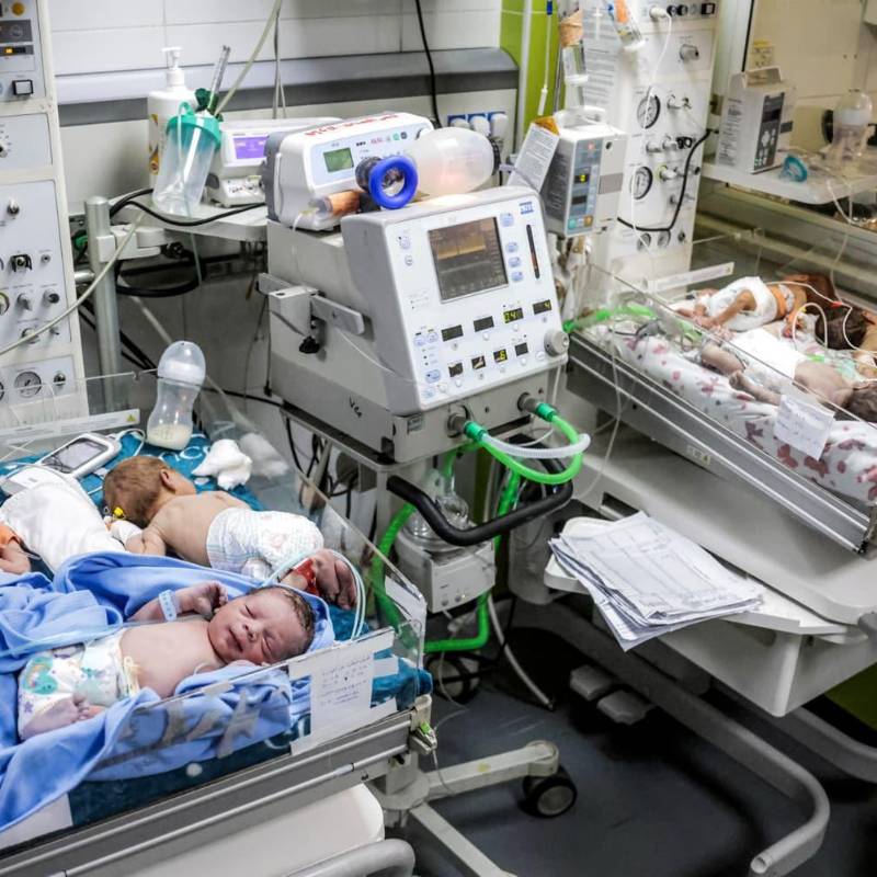 Bebés prematuros y enfermos en Gaza enfrentan la falta de incubadoras, oxígeno, medicamentos y espacio en los hospitales, en medio de la crisis del sistema sanitario por la guerra. Foto: AFP