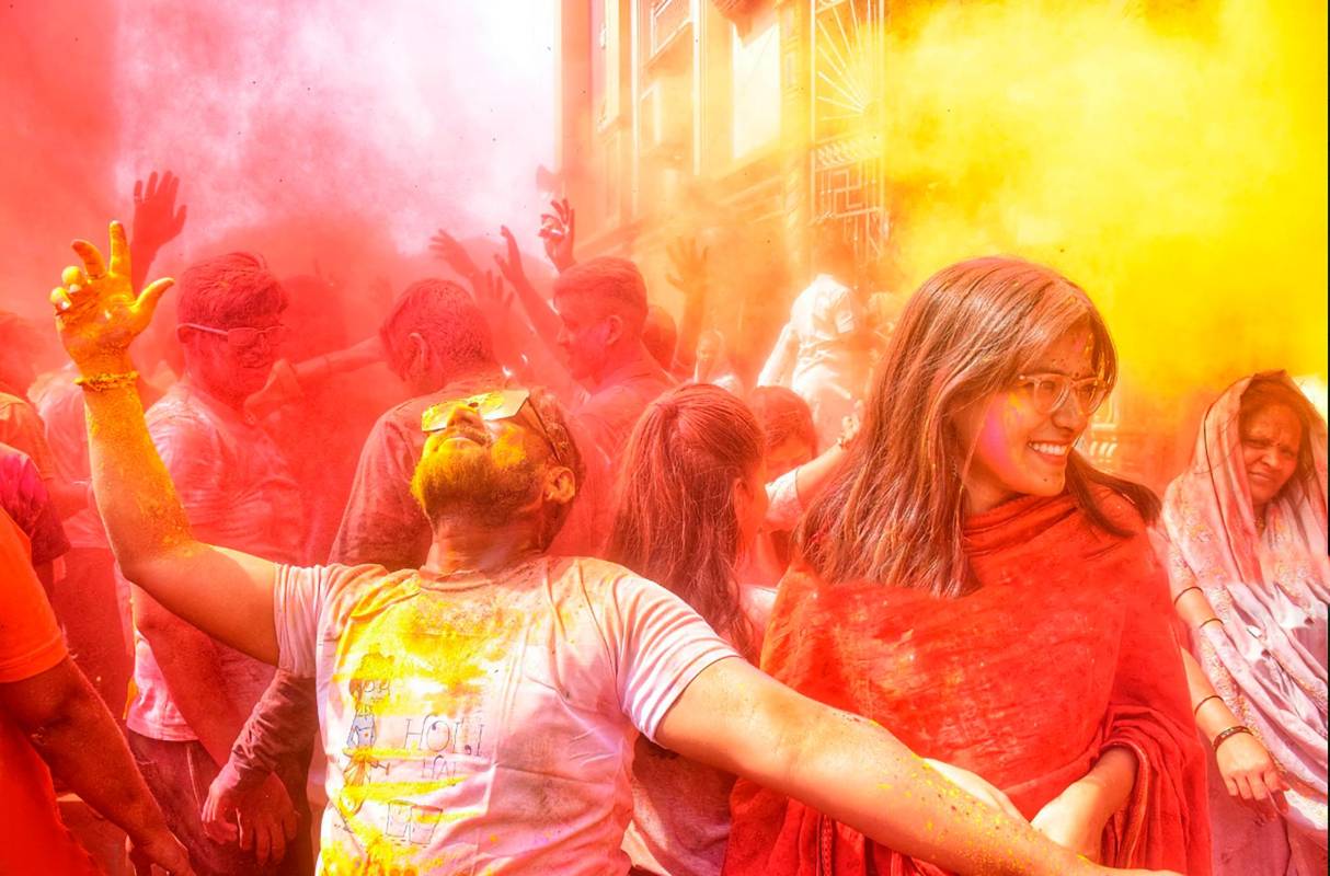 Está celebración una de la más colorida del mundo se realiza en todos los rincones de la India en ella se mezclan todo tipo de personas sin importar la clase social en un ambiente de alegría. Getty