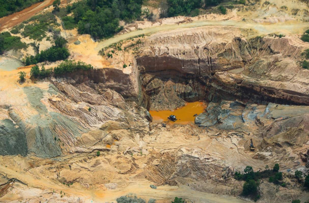 Una retroexcavadora, una motobomba y una draga pequeña escarban todavía entre la tierra malherida en busca de los últimos minerales que pueden quedar dentro de un enorme socavón de más de 20 metros de profundidad. Foto: MANUEL SALDARRIAGA QUINTERO.