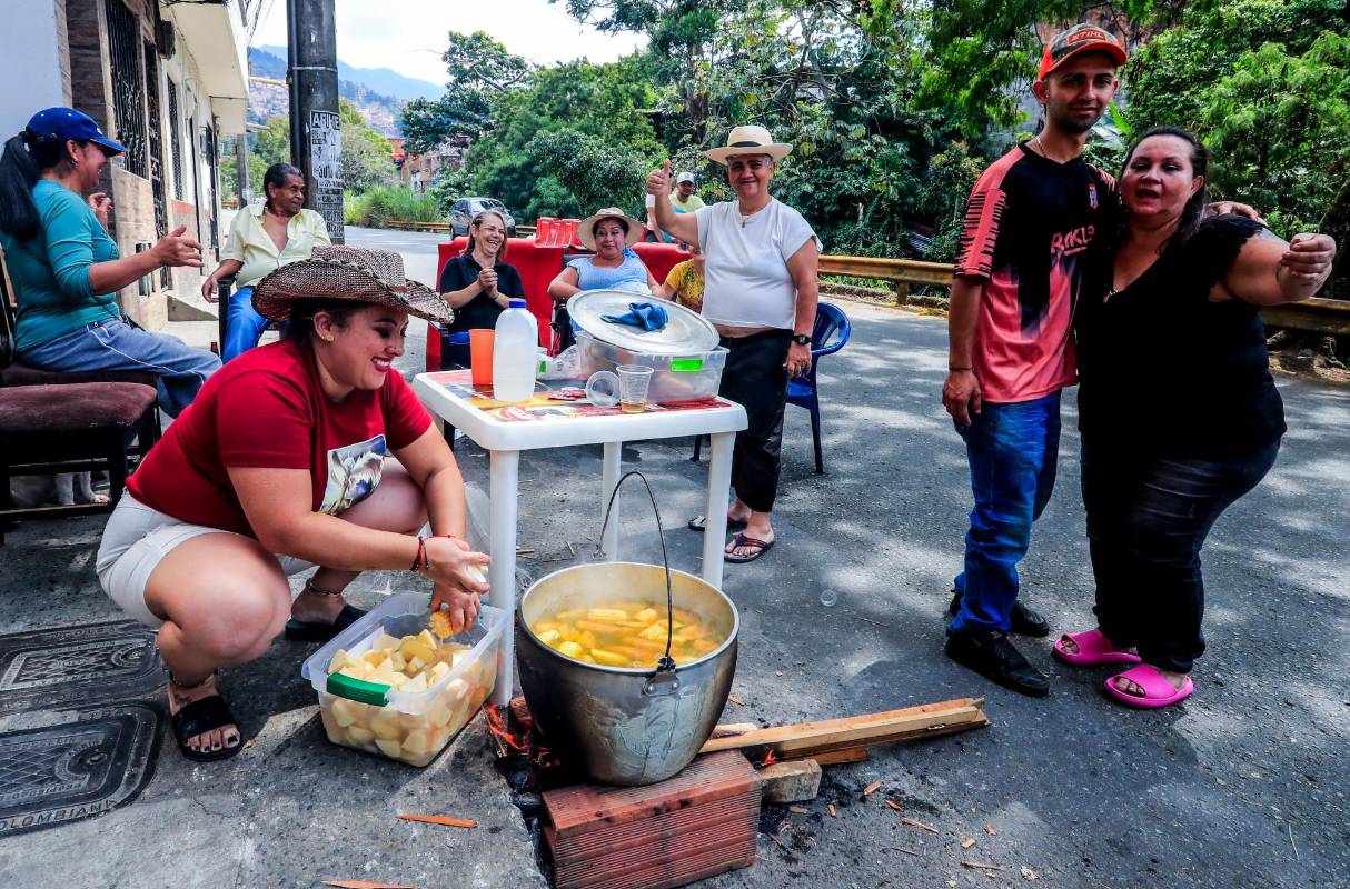 La música y el baile entre vecinos y amigos no puede faltar mientras el fuego hace lo suyo. Foto Jaime Pérez