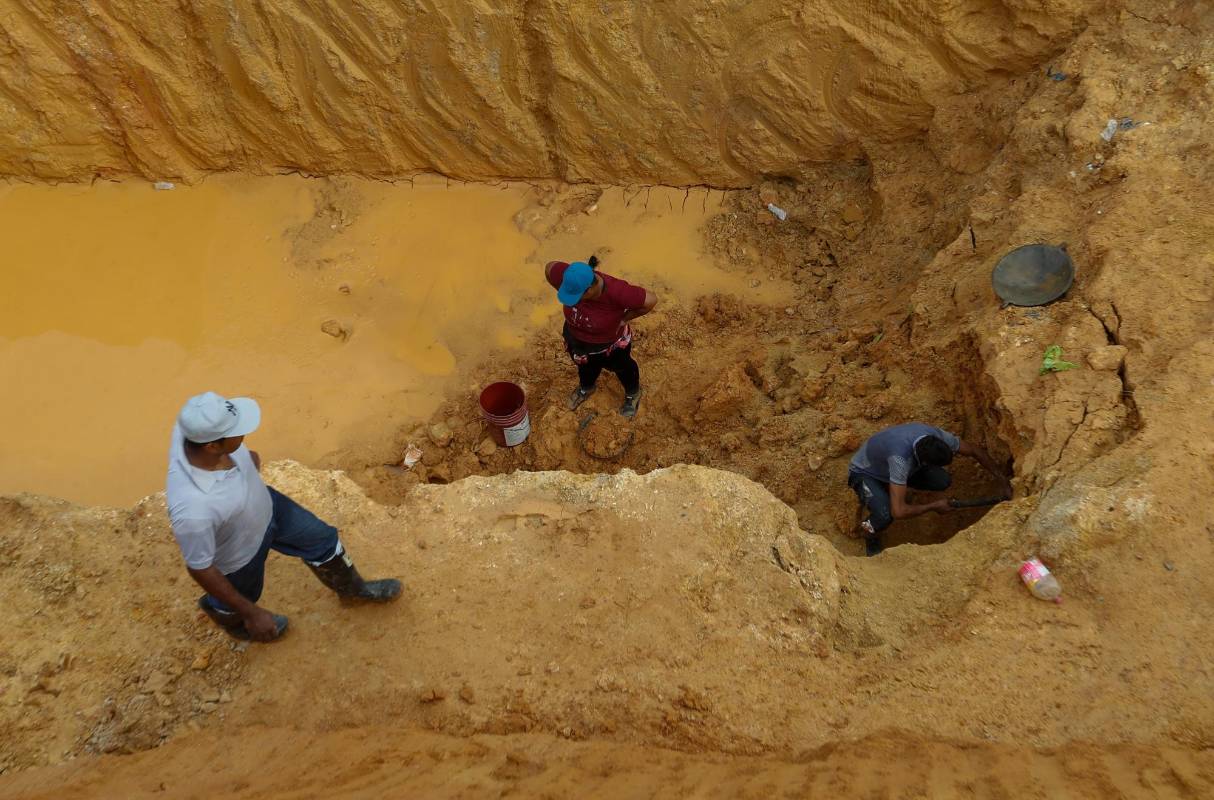 Días después del apogeo, habitantes de Remedios continúan hurgando en el lodo. Foto: MANUEL SALDARRIAGA QUINTERO.